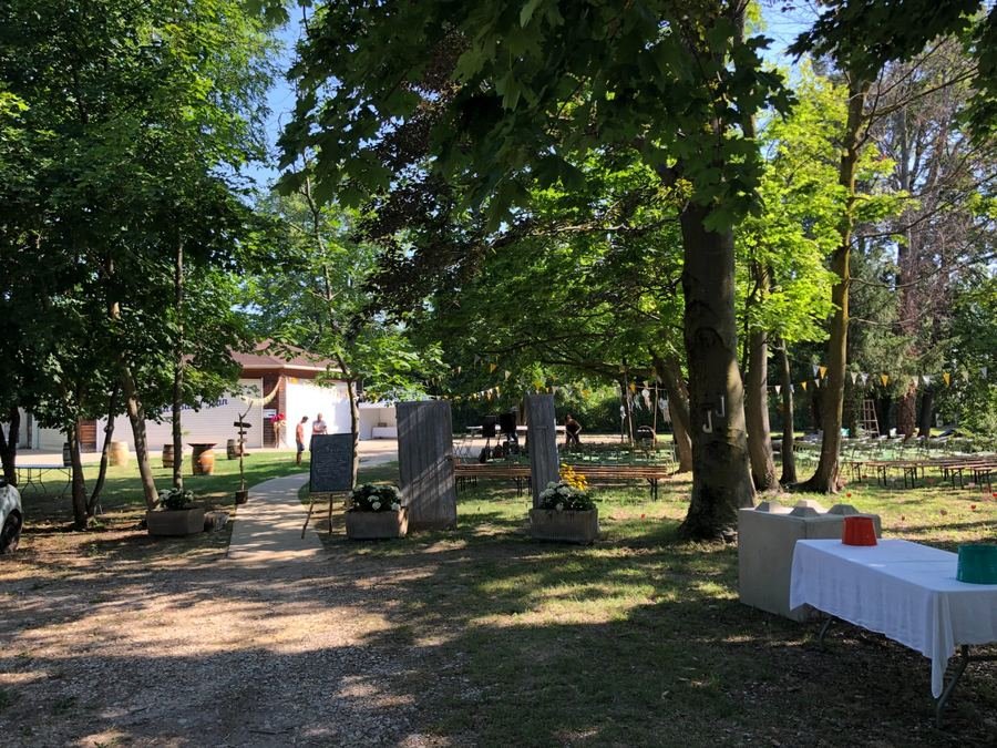 Le Kiosque ouvert sur le grand parc, dressé pour une cérémonie
