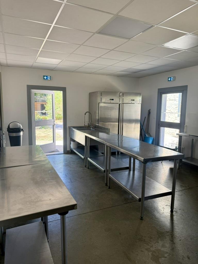 La cuisine professionnelle du Kiosque : frigos et tables en inox