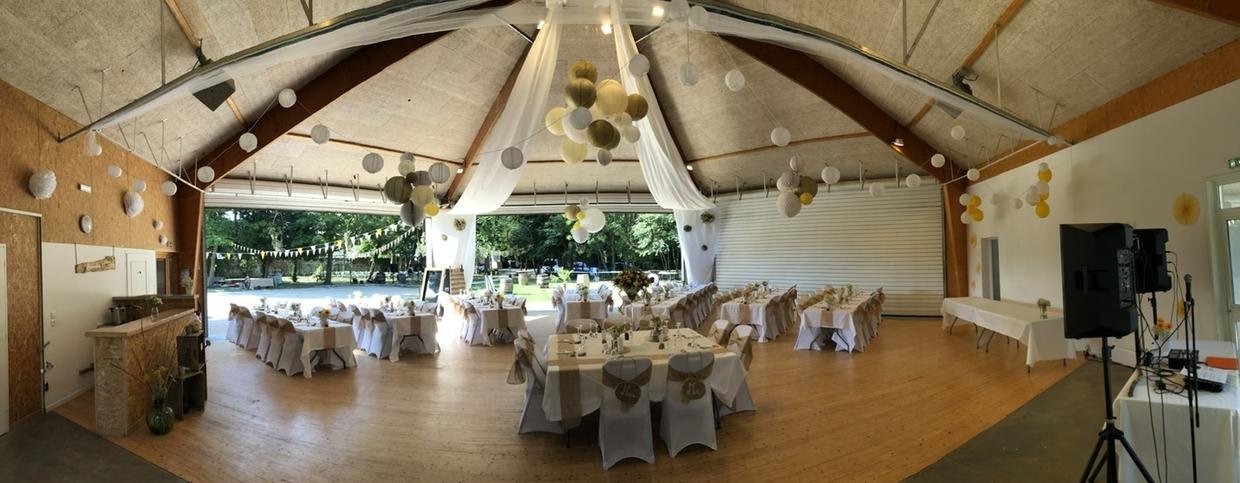 Le Kiosque dressé pour un mariage, lampions et voilages sous la charpente