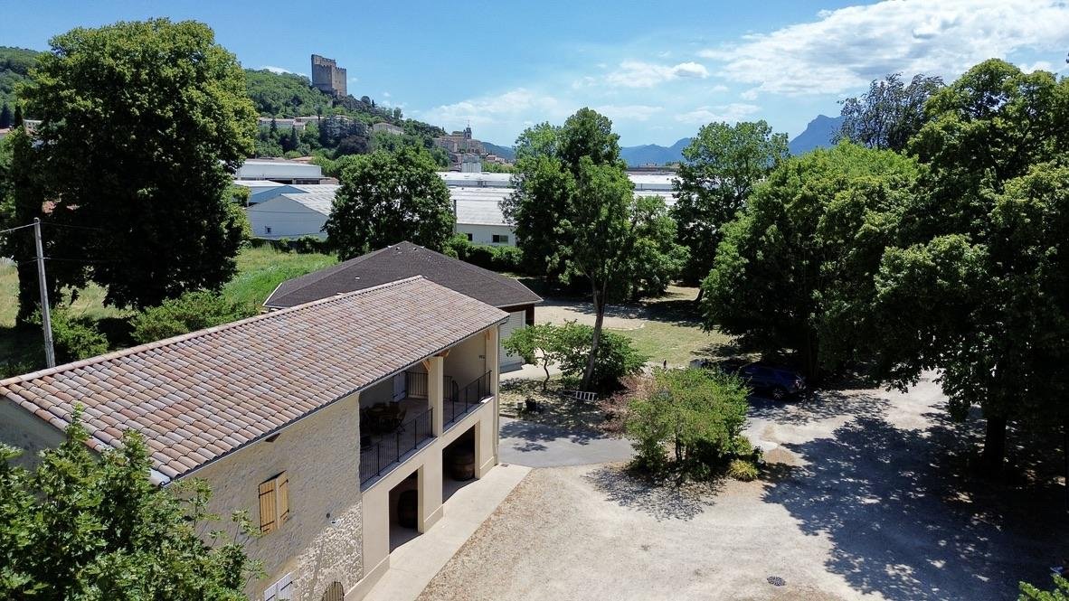 Vue aérienne du domaine, la tour de Crest et les montagnes en fond