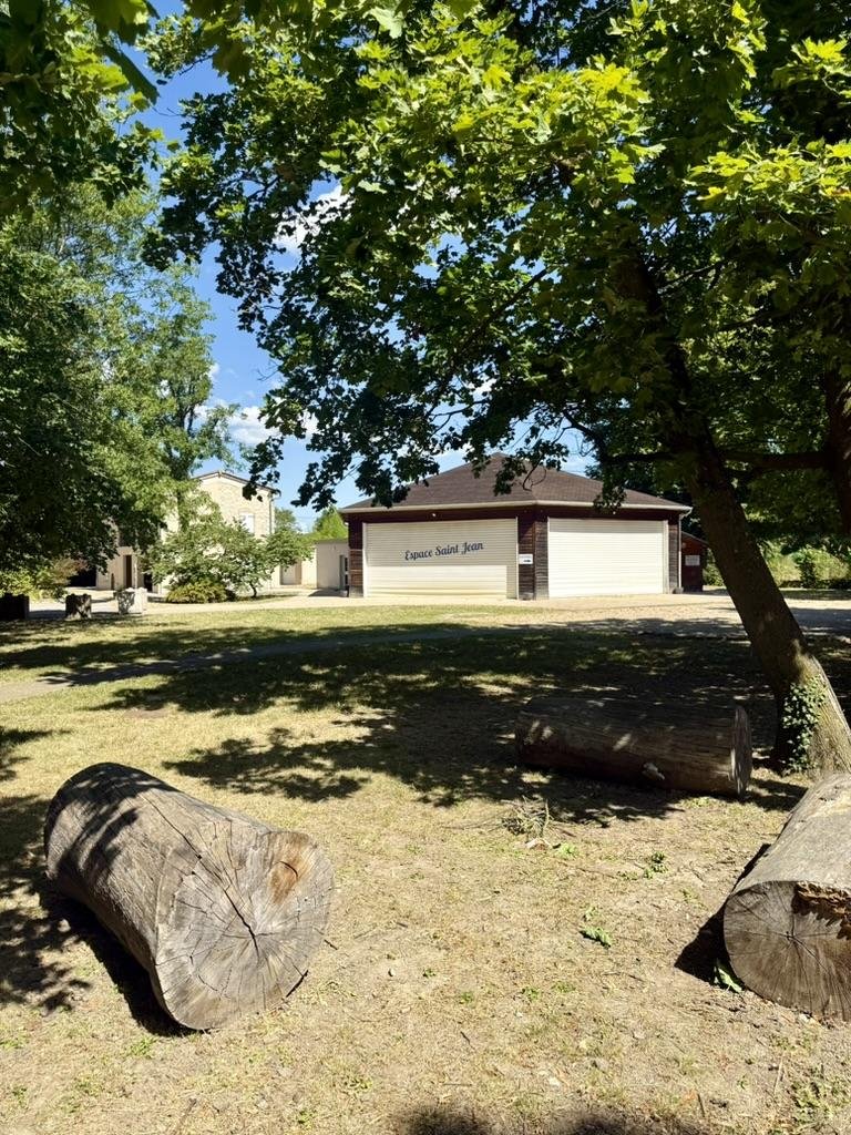 Les troncs-bancs du parc, le Kiosque sous les arbres