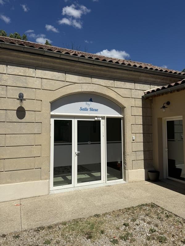 L'entrée en pierre de la Salle Bleue et sa porte vitrée