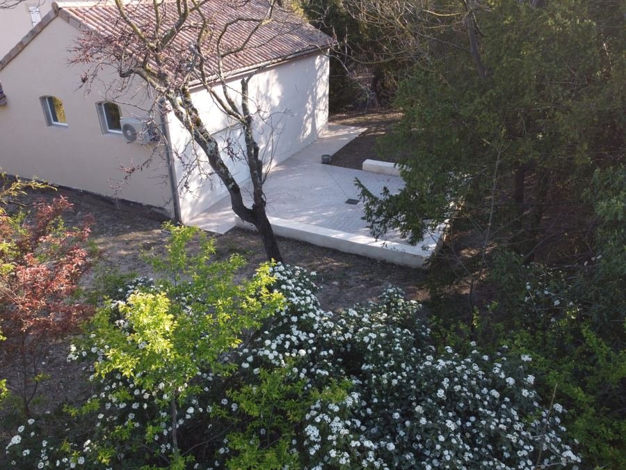 L'aile de la Salle Bleue, sa terrasse et son jardin fleuri