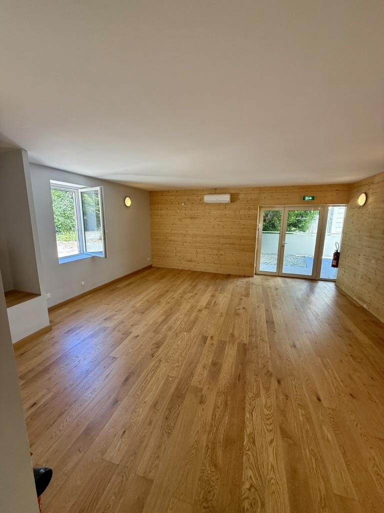 La Salle Zen, parquet chêne et mur en bois clair, ouverte sur le parc