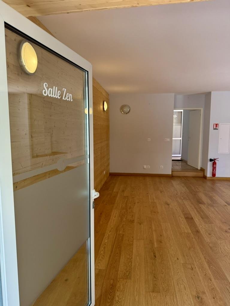 La porte vitrée de la Salle Zen et son espace en bois