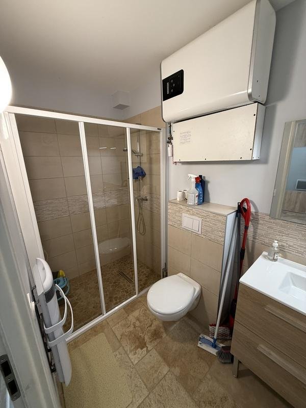 Le sanitaire attenant de la Salle Zen, avec douche