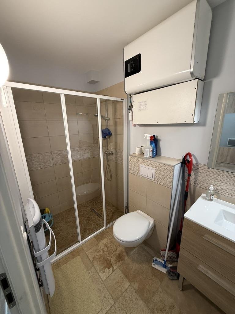 Le sanitaire attenant de la Salle Zen, avec douche